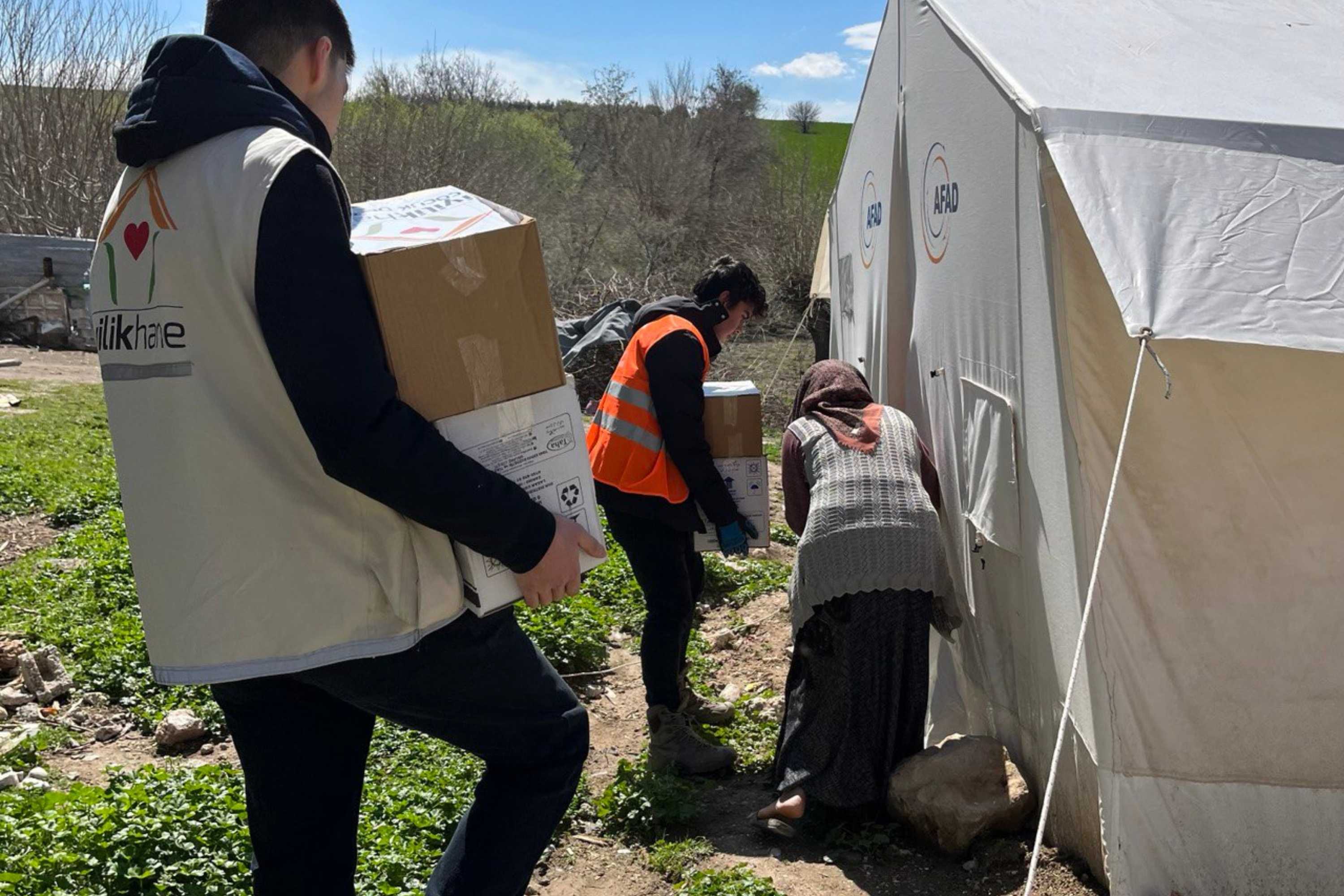 Deprem Bölgesine Acil Yardımlar Devam Ediyor